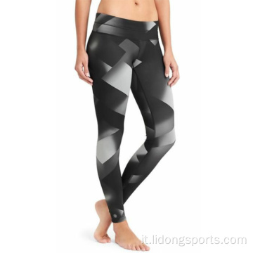 Leggings in palestra di allenamento con vita alta